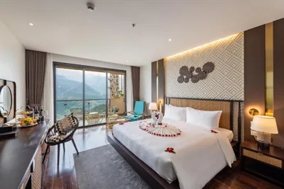 Deluxe Double Room with Balcony and Mountain View — KK Sapa Hotel